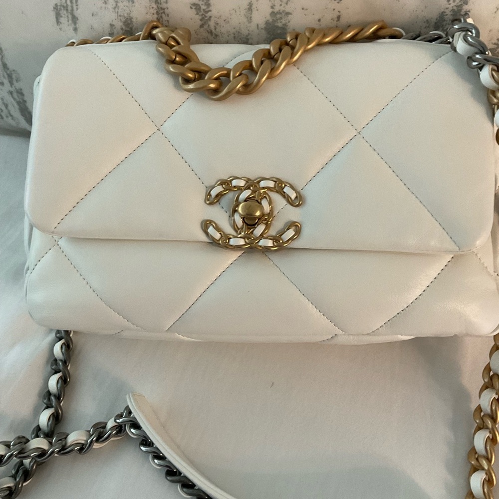 CHANEL 19 HANDBAG
Shiny Lambskin, Gold-Tone, Silver-Tone
White